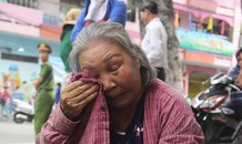 Cháu vào thi, bà ngồi khóc trước cổng trường