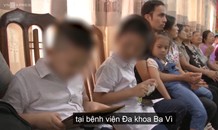 Nước mắt trong buổi trao hai trẻ bị nhầm ở Ba Vì về với gia đình