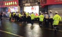 Biển quảng cáo rơi giữa phố đông, 9 người thương vong