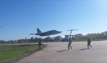 Su-25 Ukraine lướt sát đường băng, bất chấp nguy cơ đâm xuống đất
