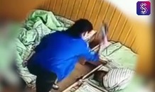 'Nóng mắt' cảnh cô giáo dùng cuộn giấy báo đánh học sinh bùm bụp