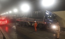 Hai xe tải đâm nhau trong hầm Hải Vân lúc sáng sớm