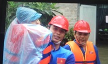Hối hả giải cứu trẻ nhỏ, sinh viên nơi nước ngập tới cổ