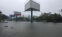 Mưa to xuyên đêm, sân bay Đà Nẵng bị 'bủa vây' trong biển nước
