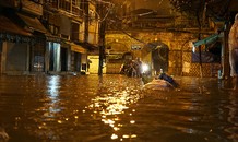 Nhiều tuyến phố Hà Nội biến thành sông sau cơn mưa đêm 12/5