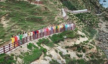 Thí sinh HHVN với áo dài hoà thiên nhiên hùng vĩ của Eo Gió qua flycam