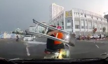 Suýt bị ô tô đâm khi xe máy chở hàng cồng kềnh vượt đèn đỏ