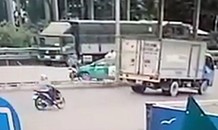 Đi ngược chiều tốc độ cao, xe máy bị taxi quay đầu đốn ngã