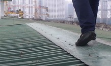 Tận thấy người dân giữa Thủ đô leo mái nhà chung cư vì thang máy hỏng
