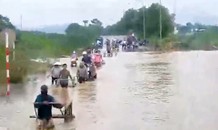 Đại lộ Thăng Long nhiều điểm vẫn ngập sâu, giao thông tê liệt