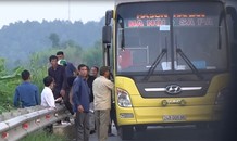 Cận cảnh xe giường nằm bắt khách giữa cao tốc Nội Bài - Lào Cai