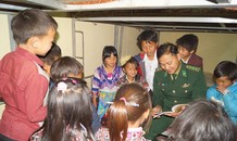 Sĩ quan biên phòng kết nối yêu thương