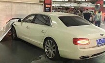 Quên kéo phanh tay, nữ tài xế phá hỏng xe Bentley