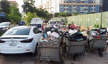 Bi hài mua nhà tiền tỷ, để xe bãi rác