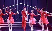 'Đóa hoa hồng' Chi Pu với vũ điệu đẹp mắt tại đêm Chung khảo HHVN