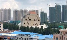 Khách sạn 15 tầng thành đống gạch vụn trong chớp mắt