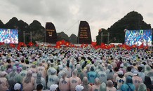 Hàng nghìn học sinh đội mưa cổ vũ Chung kết Đường lên đỉnh Olympia