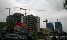 Số phận mong manh dưới những cẩu tháp công trình trên cao
