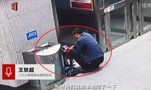 Xúc động, bố kiên nhẫn chờ con làm bài tập suốt mấy giờ ở nhà ga