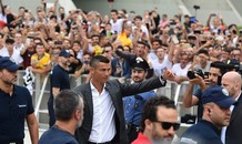 Ronaldo bảnh bao tới Juventus, cười tươi chào CĐV