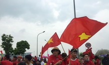 Hàng nghìn CĐV đánh trống, vẫy cờ chào đón Olympic Việt Nam