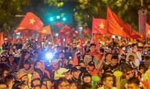 CĐV ùn ùn xuống đường, đốt pháo sáng rực trời mừng chiến thắng