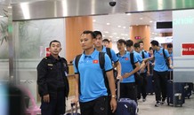 Tuyển Việt Nam đổ bộ Myanmar, CĐV mang quốc kỳ ra đón