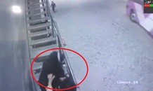 Bản tin 8H: Từ chối lời cầu hôn, cô gái bị bắn chết trước nhà