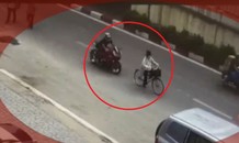 Bản tin 14H: Phẫn nộ video xe phân phối lớn tông ngã người rồi bỏ đi