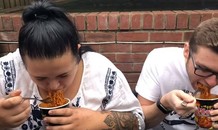 Ăn mì cay cực độ, cô gái nhập viện vì chảy máu trong