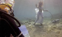 Nữ hoạ sĩ người Nga 'dắt' người mẫu vẽ tranh dưới đáy Biển Đỏ