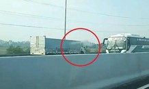 Rợn người xe tải chạy ngược chiều trên cao tốc Hà Nội - Hải Phòng