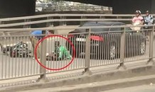 Xe tải, ô tô con lũ lượt đi lùi kiểu 'tự sát' tại chân cầu Phú Mỹ