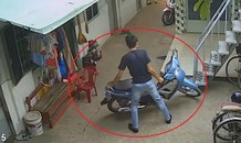 Tên trộm vào tận phòng trọ để trộm xe máy