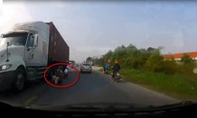 Ô tô chạy ẩu, 2 mẹ con suýt chết dưới bánh container