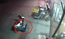 Clip: Bi hài thanh niên đâm đầu vào cửa kính, ngã bật ngửa ra đường