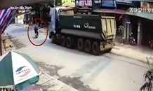 Né xe máy, xe tải lách thẳng vào nhà dân