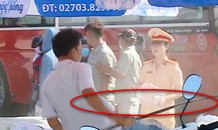 Người đàn ông hùng hổ, doạ đánh nữ cảnh sát phát nước miễn phí