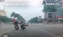 Tên cướp chạy xe máy giật điện thoại ngay trên đường