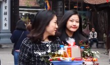 Nam nữ kéo đến chùa Hà cầu duyên trước lễ tình nhân