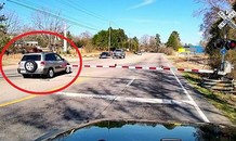 Clip: Tài xế nôn nóng vượt đường ray và cái kết đắng ngắt