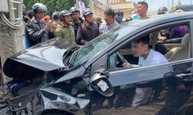 Tài xế ôm vô lăng lắc lư sau khi gây tai nạn ở Đà Lạt