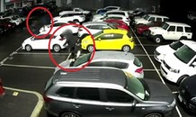 Hai cậu bé đập phá 37 chiếc xe ôtô ở Australia