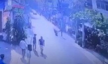 Cướp chạy xe máy bị người đi đường đá ngã văng