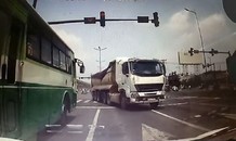 Xe bồn suýt gây tai nạn thảm khốc vì xe buýt vượt đèn đỏ
