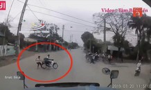 Học sinh lái xe tạt đầu container, nhảy xuống yên để thoát thân