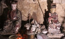 Cảnh hoang tàn bên trong ngôi chùa cổ có tượng làm bằng đất ở Hà Nội