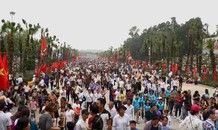 Dòng người dài hàng km đổ về dâng hương dịp giỗ Tổ Hùng Vương