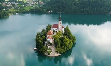 Nhà thờ nhiều huyền thoại giữa hồ nước xanh ngọc lục bảo ở Slovenia