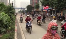 Video: Hàng trăm người ngang nhiên đi ngược chiều để tránh đèn đỏ ở Hà Nội